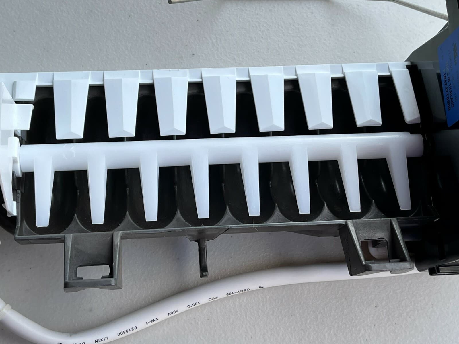 Genuine OEM Frigidaire Refrigerator  Ice Maker Assembly 5303918277 — thumbnail 4