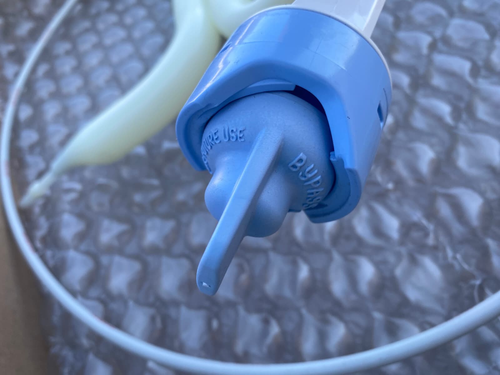 New Genuine Whirlpool Refrigerator Water Reservoir and Filter Head WPW10216070 — thumbnail 2